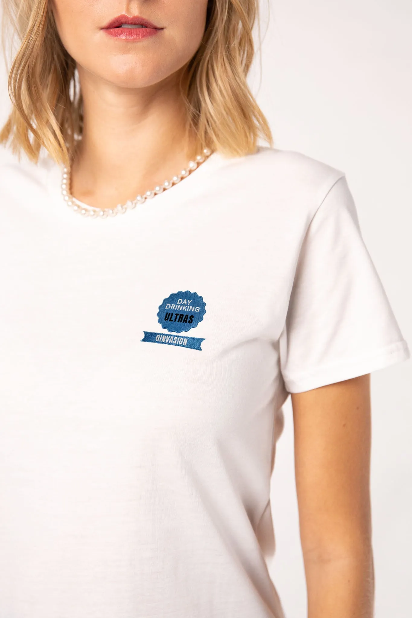 GINVASION Ultras Badge | Besticktes Frauen Bio Baumwoll T-Shirt