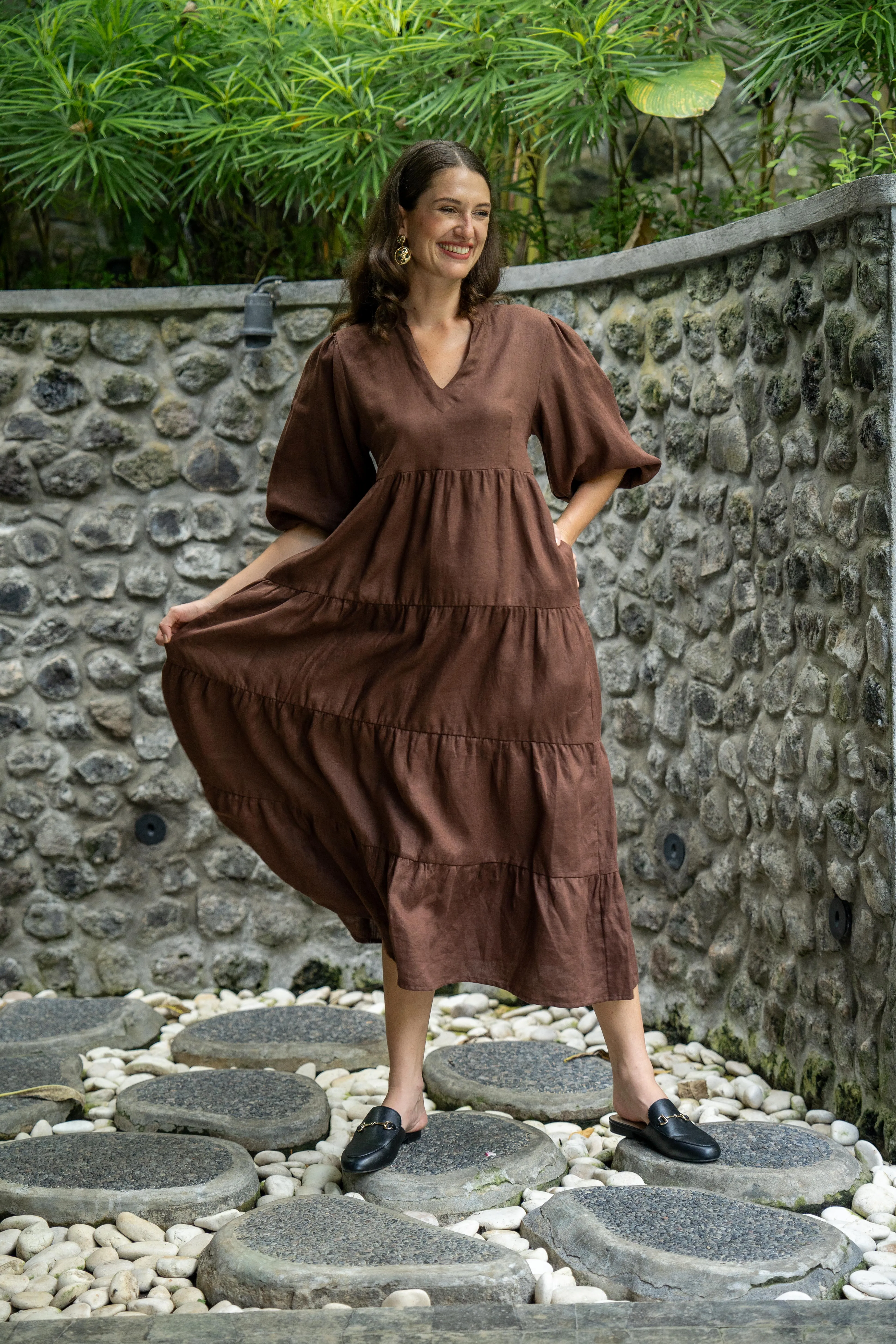 Sabre Linen V-Neck Dress in Raisin