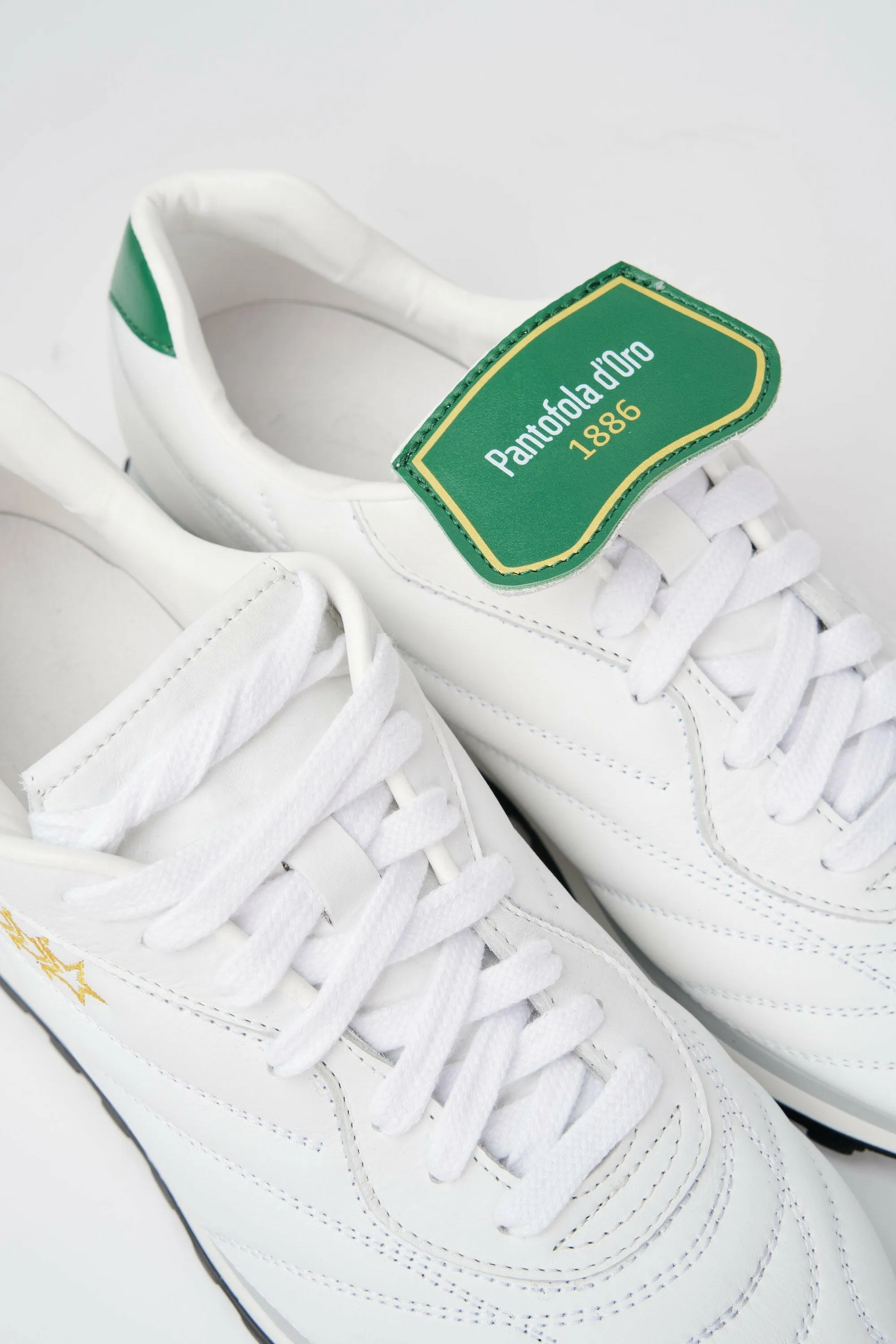 Sneakers uomo Pitch in pelle bianca e verde con stelle cucite oro